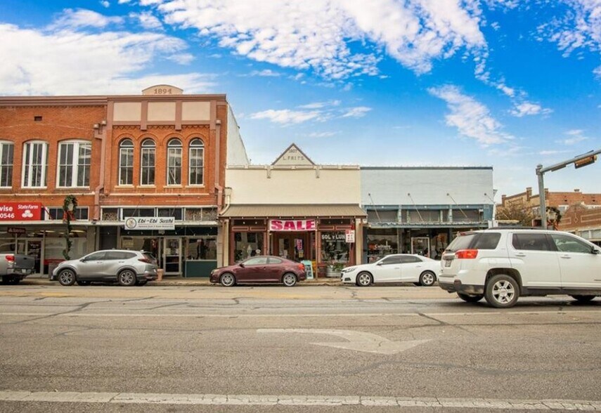 Primary Photo Of 112 E Court St, Seguin General Retail For Lease