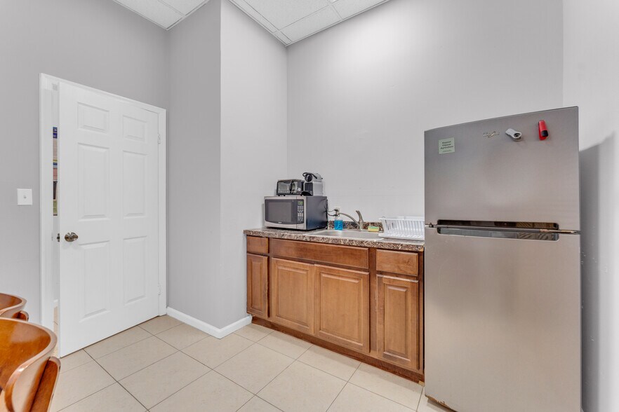 More Photos Of 501-513 Old Griffin Rd, Dania Warehouse For Sale