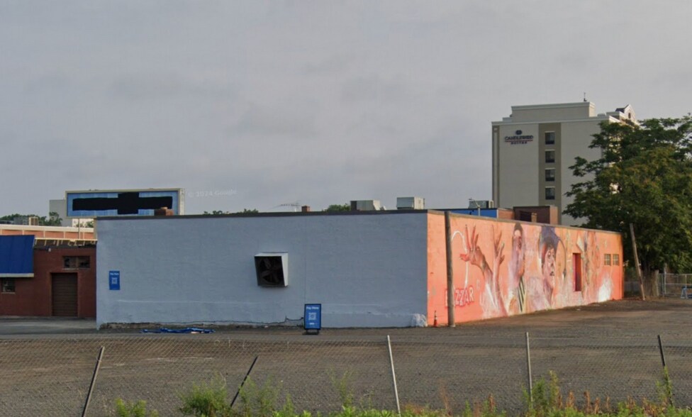 More Photos Of 306 Market St, Hartford Industrial For Lease