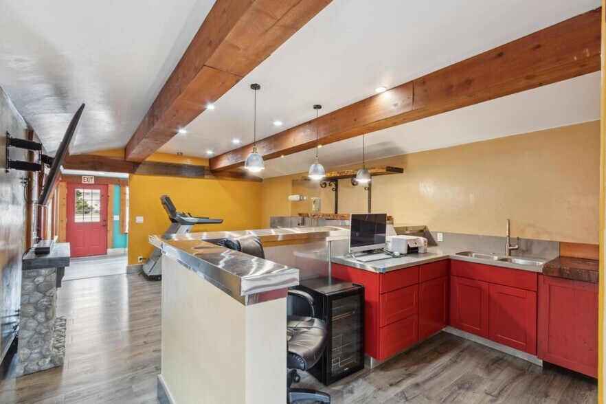 More Photos Of 1637 Del Monte Blvd, Seaside Storefront For Sale