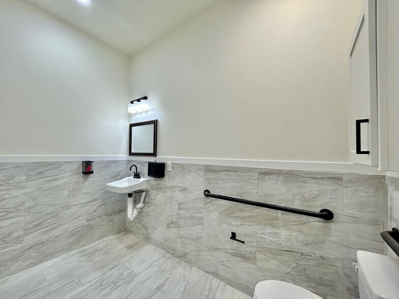 More Photos Of 1113 San Bernardo Ave, Laredo Office For Lease