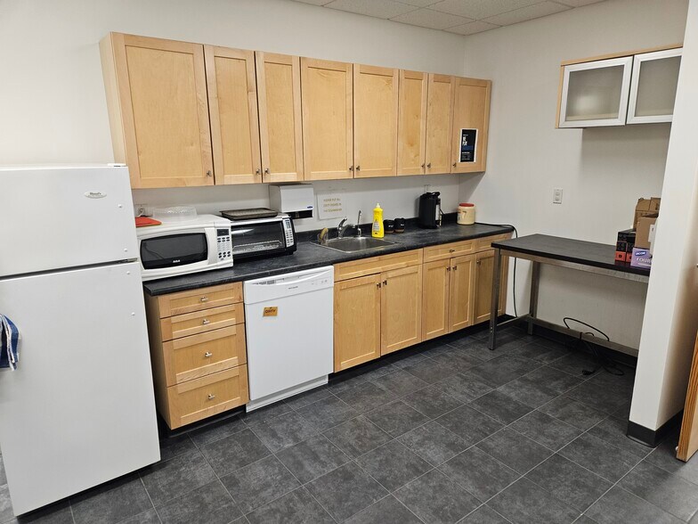More Photos Of 9333 37 Av NW, Edmonton Flex For Lease
