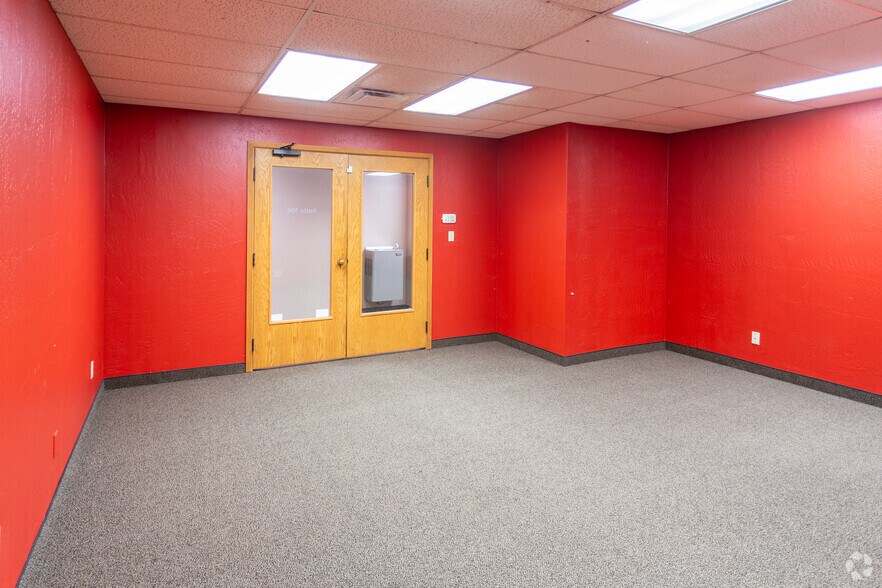 More Photos Of 4200 Perimeter Center Dr, Oklahoma City Office For Sale