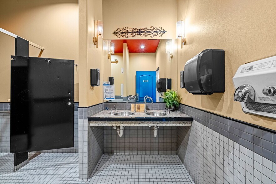 More Photos Of 701 E 2nd Ave, Durango Showroom For Lease