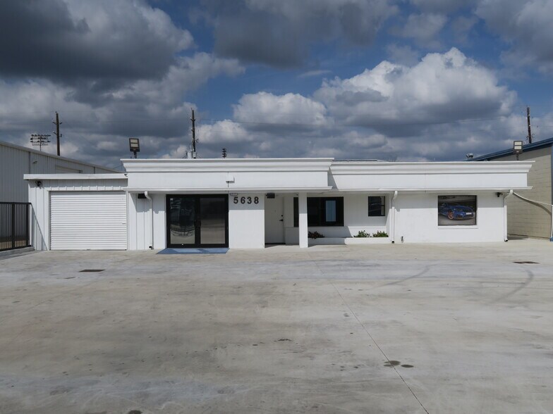 More Photos Of 5638 Star Ln, Houston Auto Dealership For Lease