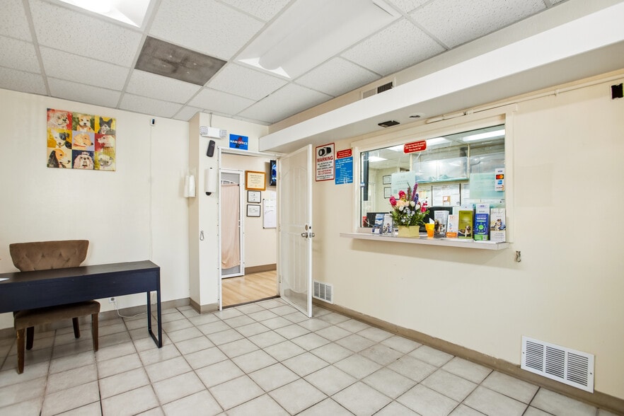 More Photos Of 4254 Eagle Rock Blvd, Los Angeles Veterinarian Kennel For Sale