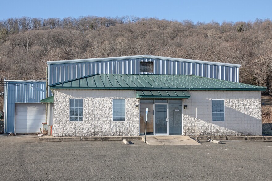 More Photos Of 12693 Lee Hwy, Washington Self Storage For Lease