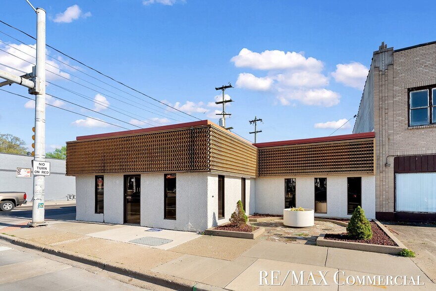 More Photos Of 2007 Eastern Ave SE, Grand Rapids Office For Sale