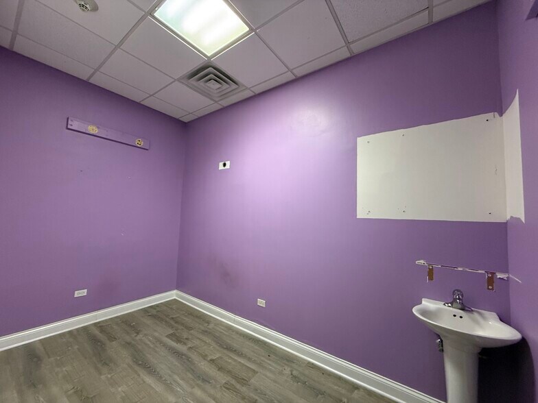 More Photos Of 771-777 Milwaukee Ave, Glenview Storefront Retail Office For Sale