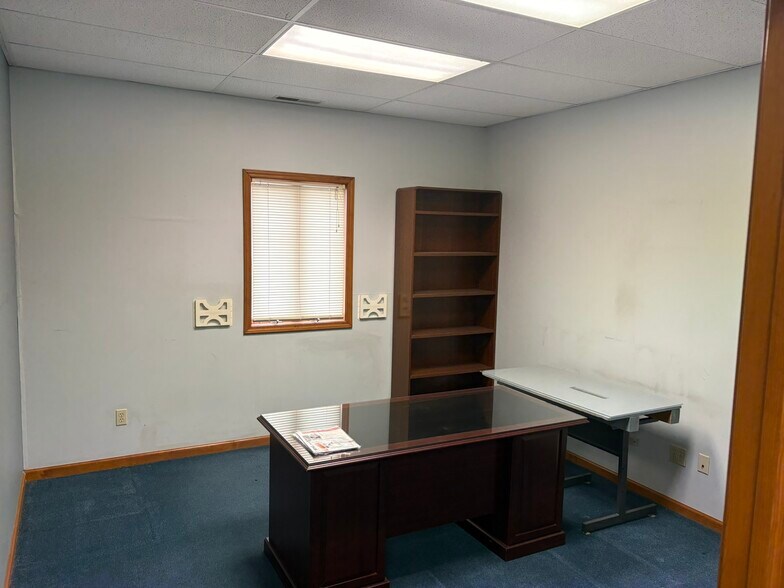 More Photos Of 500 Commerce Dr, Lakeville Flex For Sale