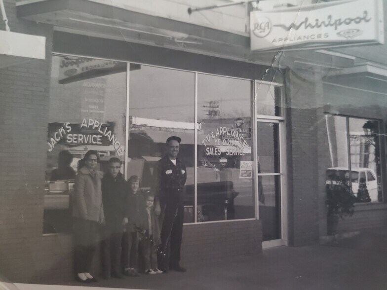 More Photos Of 162 W Main St, Lewisville Storefront Retail Office For Lease