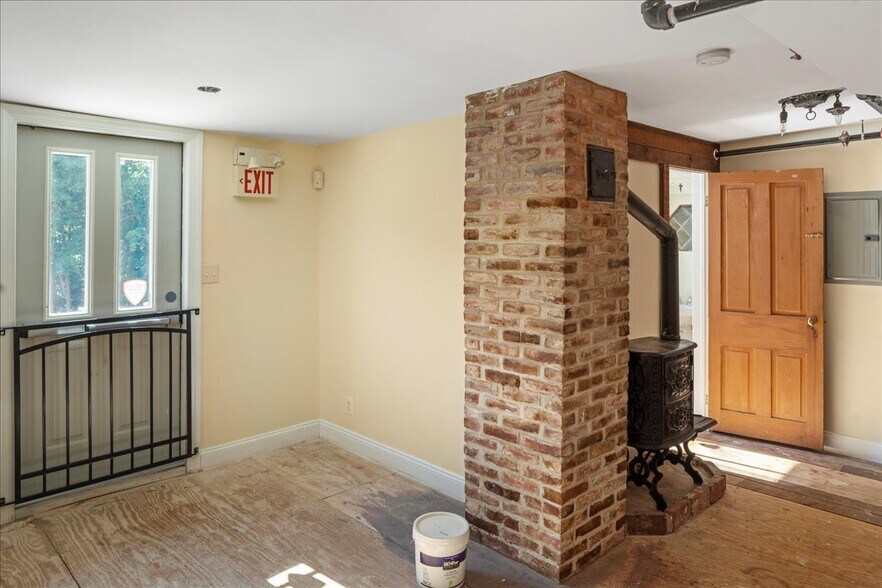 More Photos Of 159 N Sycamore St, Newtown Office For Lease