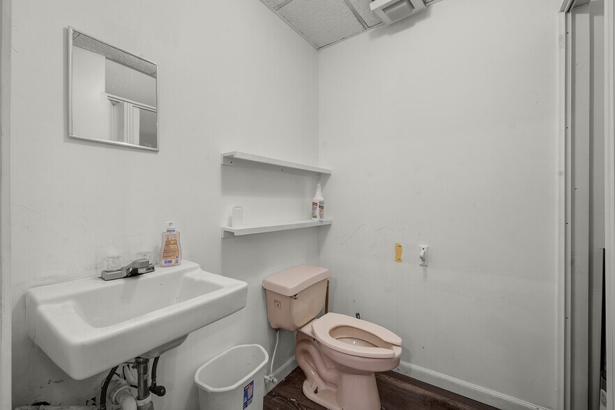 More Photos Of 173-175 Smith St, Perth Amboy Storefront Retail Residential For Lease