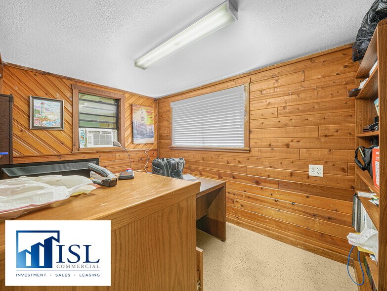 More Photos Of 112 N Poplar Ave, Sanford Flex For Sale