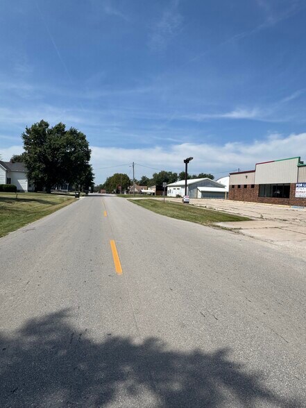 More Photos Of 109 E Clark St, La Plata Freestanding For Lease