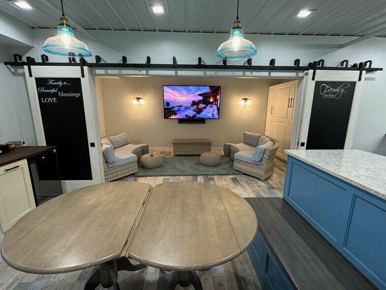 More Photos Of 2108-2260 Ferry Rd, Naperville Showroom For Sale