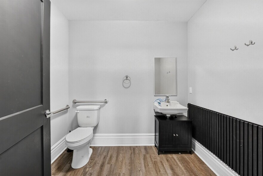 More Photos Of 170 Bradford St, Barrie Office For Sale