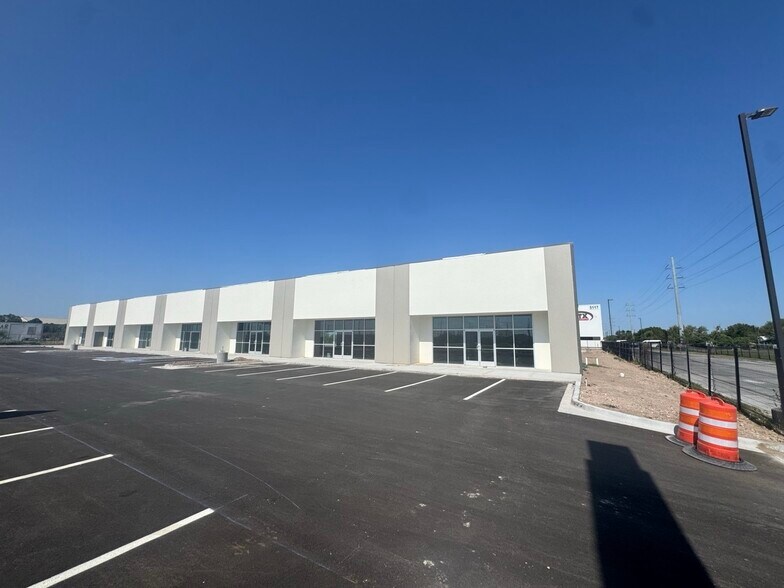 More Photos Of 5101 N Cage Blvd, Pharr Warehouse For Lease