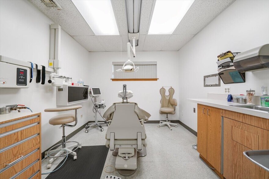 More Photos Of 468 Gidney Ave, Newburgh Medical For Sale