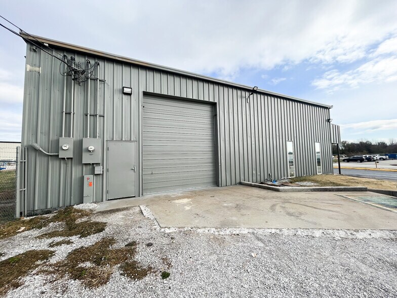 More Photos Of 2465 E Jean St, Springfield Auto Repair For Lease