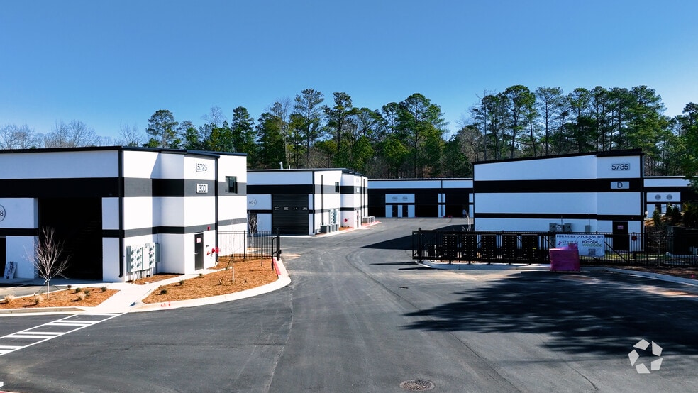 Primary Photo Of 5705-5725 Stables Way, Alpharetta Showroom For Lease