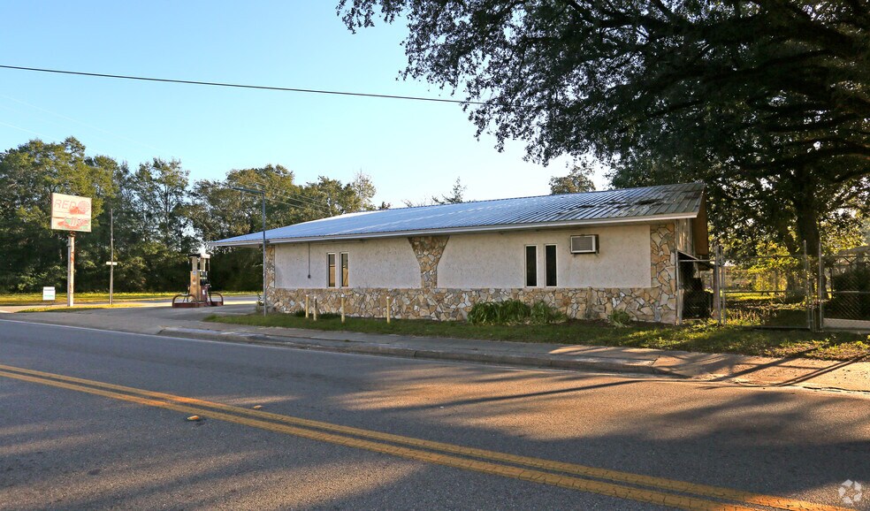 More Photos Of 16998 NE State Road 65, Hosford General Retail For Sale