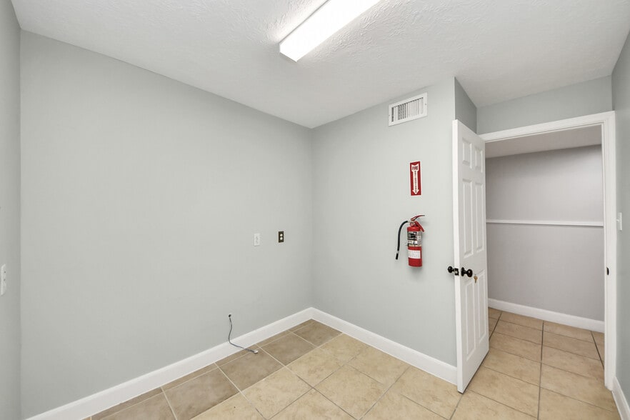 More Photos Of 2001 John St, Pasadena Office For Sale