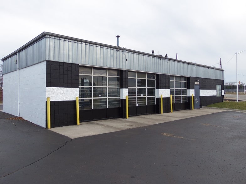More Photos Of 45402 Woodward Ave, Pontiac Light Manufacturing For Lease