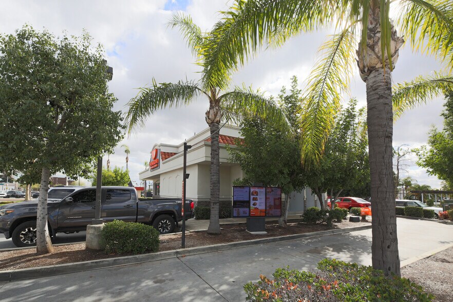 More Photos Of 317 San Fernando Mission Blvd, San Fernando Storefront For Lease