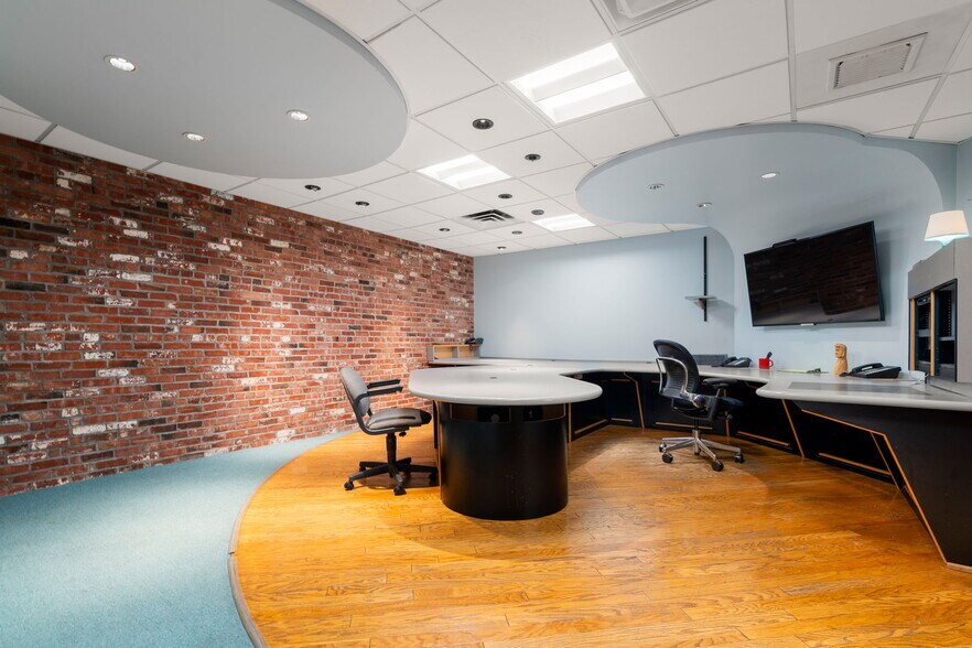 More Photos Of 115 Dummer St, Brookline Flex For Sale