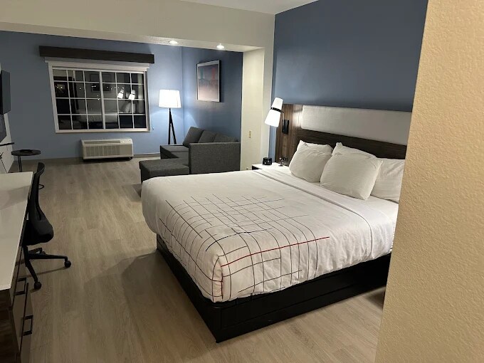 More Photos Of 2400 W Wyatt Earp Blvd, Dodge City Hotel For Sale