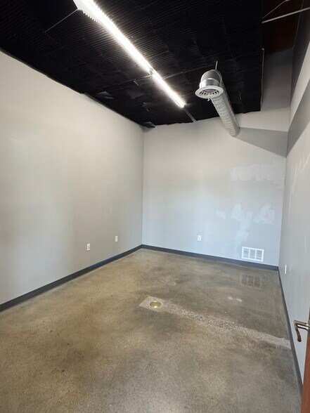 More Photos Of 12911 Us-71 Hwy, Grandview Freestanding For Lease