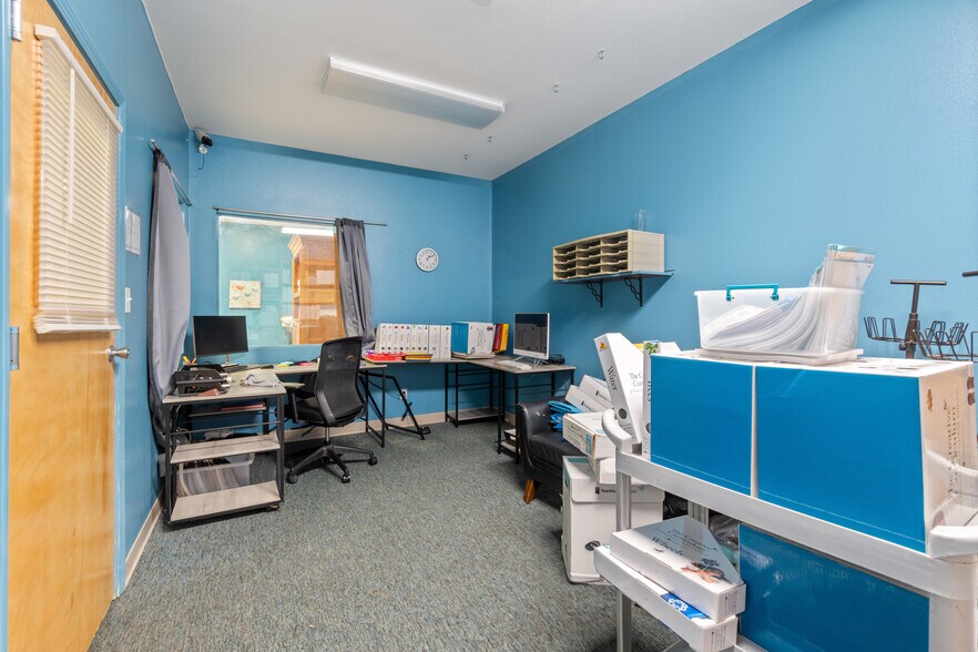 More Photos Of 185 Rebecca St, Gentry Office For Lease