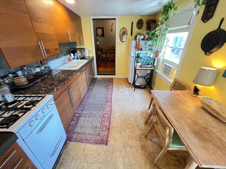 More Photos Of 1438-1442 Light St, Baltimore Showroom For Sale