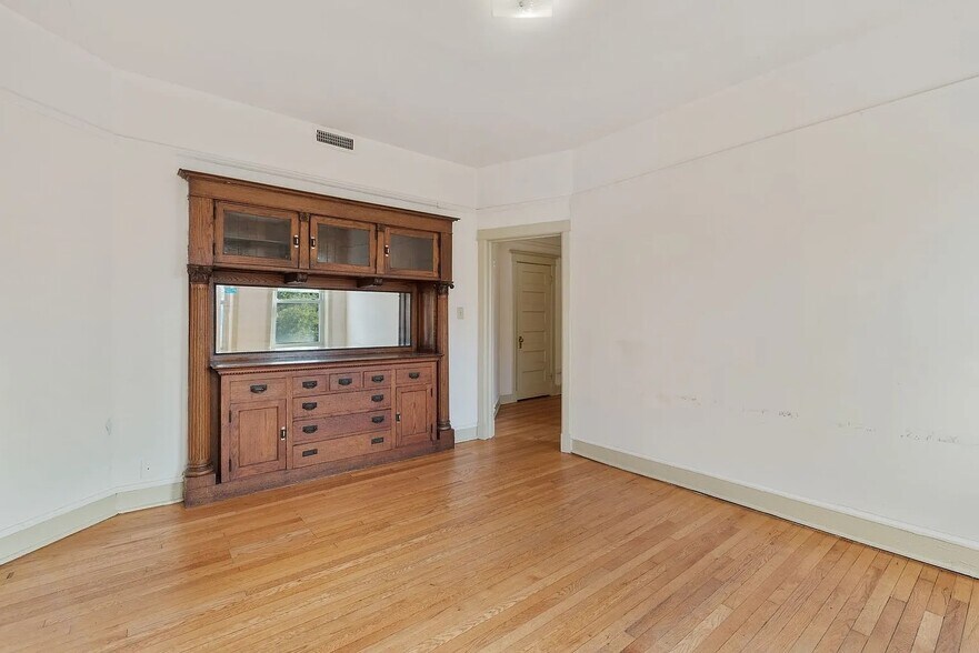 More Photos Of 805 N 22nd St, Milwaukee Apartments For Sale