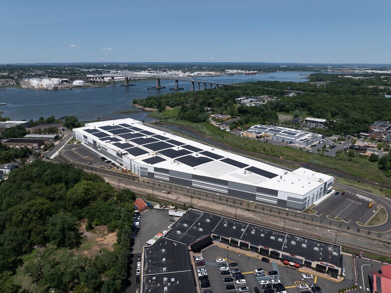 More Photos Of 1 Nassau Pl, Staten Island Warehouse For Lease
