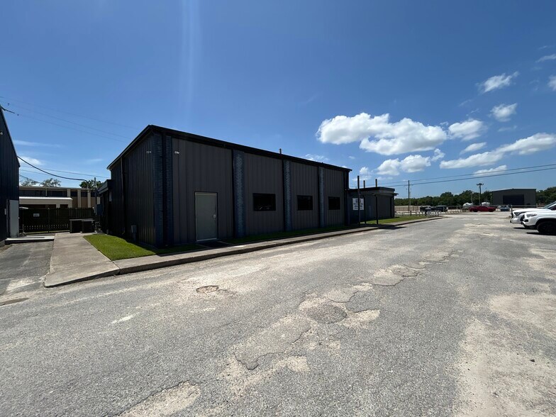 More Photos Of 1440 Spindletop Rd, Beaumont Office For Lease