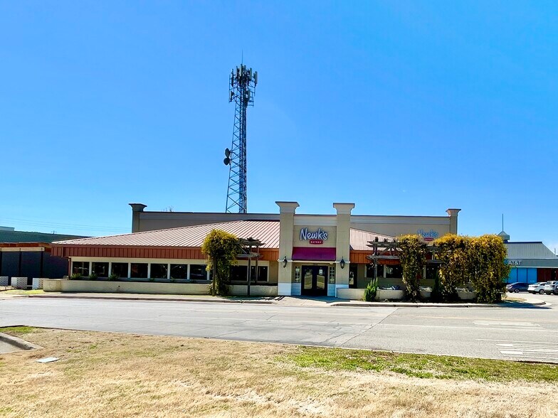 More Photos Of 4925 University Dr, Huntsville Unknown For Lease