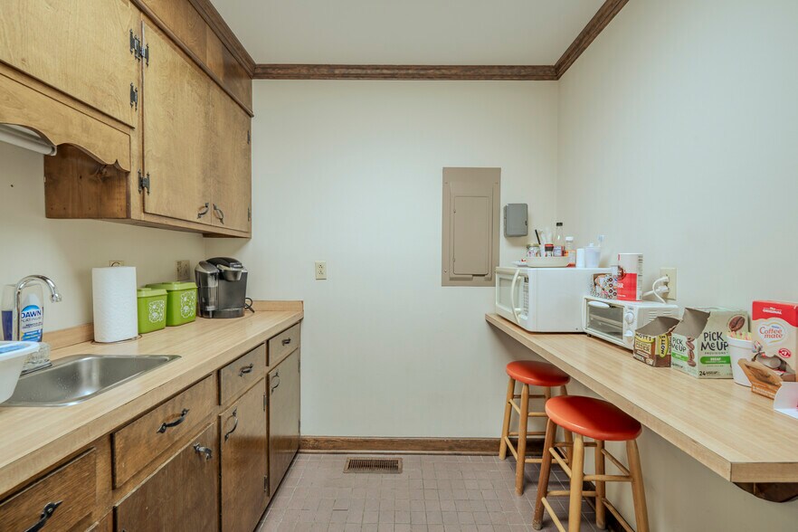 More Photos Of 40 W Main St, Savannah Office For Sale