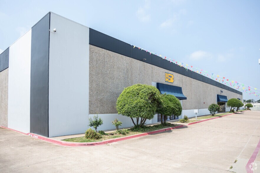 More Photos Of 3011-3017 Red Hawk Dr, Grand Prairie Distribution For Lease