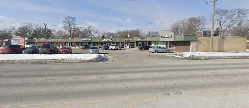 More Photos Of 100-134 N Kennedy Dr, Carpentersville General Retail For Sale