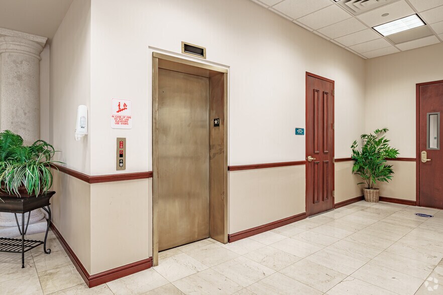 More Photos Of 850 NW Federal Hwy, Stuart Office For Lease