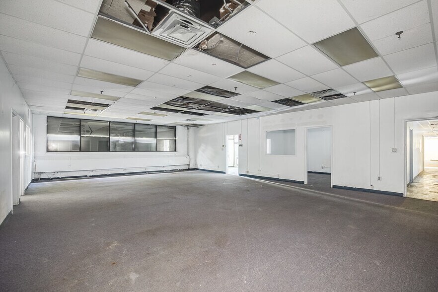 More Photos Of 386 Oakwood Rd, Huntington Station Warehouse For Sale