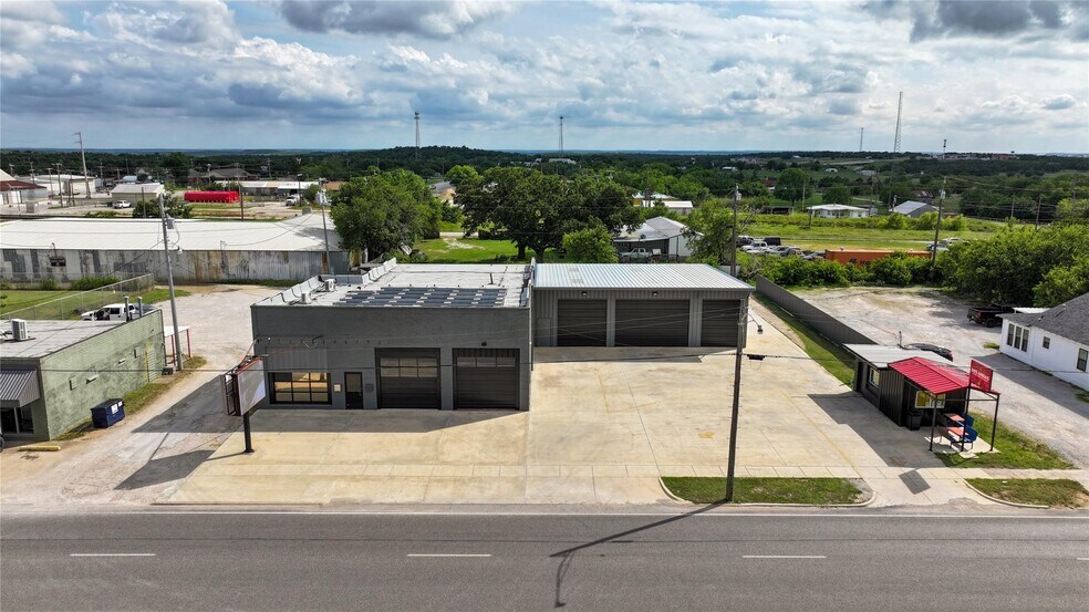 More Photos Of 406 W Wise St, Bowie Industrial For Sale