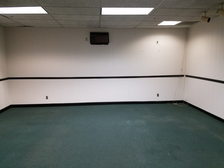 More Photos Of 1661 W Hill St, Louisville Manufacturing For Lease