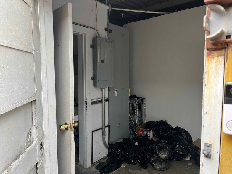 More Photos Of 3242 Fowler St, Los Angeles Warehouse For Sale