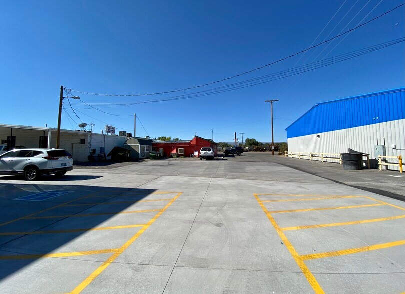 More Photos Of 317 N 7th Street, Montrose Light Distribution For Sale