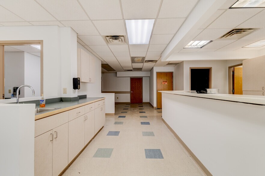 More Photos Of 860 NW Washington Blvd, Hamilton Medical For Sale