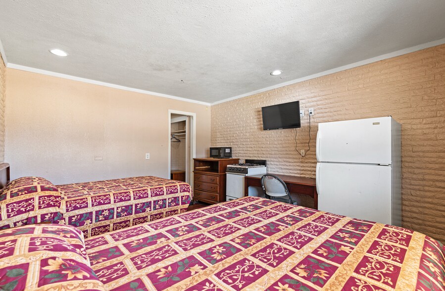 More Photos Of 1907 Lamar Ave, Paris Hotel For Sale