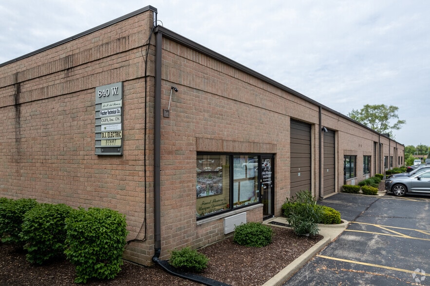 Primary Photo Of 820-840 W Lake St, Roselle Warehouse For Lease